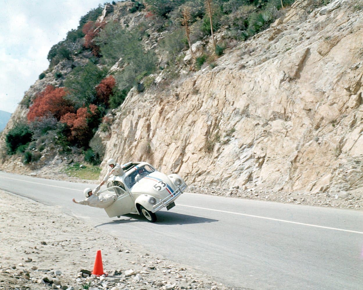 En 1968 un Volkswagen Beetle con vida propia protagonizó uno de los éxitos de taquilla de ese año; Cupido Motorizado (The Love Bug) cementando aún más la intemporalidad del icónico modelo.