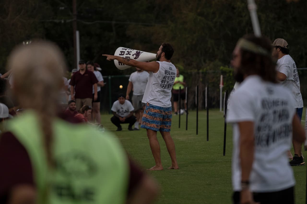 Una pequeña barra alienta a las jugadoras en la cancha de la Texas State University. Es una hinchada amable con el equipo rival, que no se compara con las de los estadios de Centroamérica.