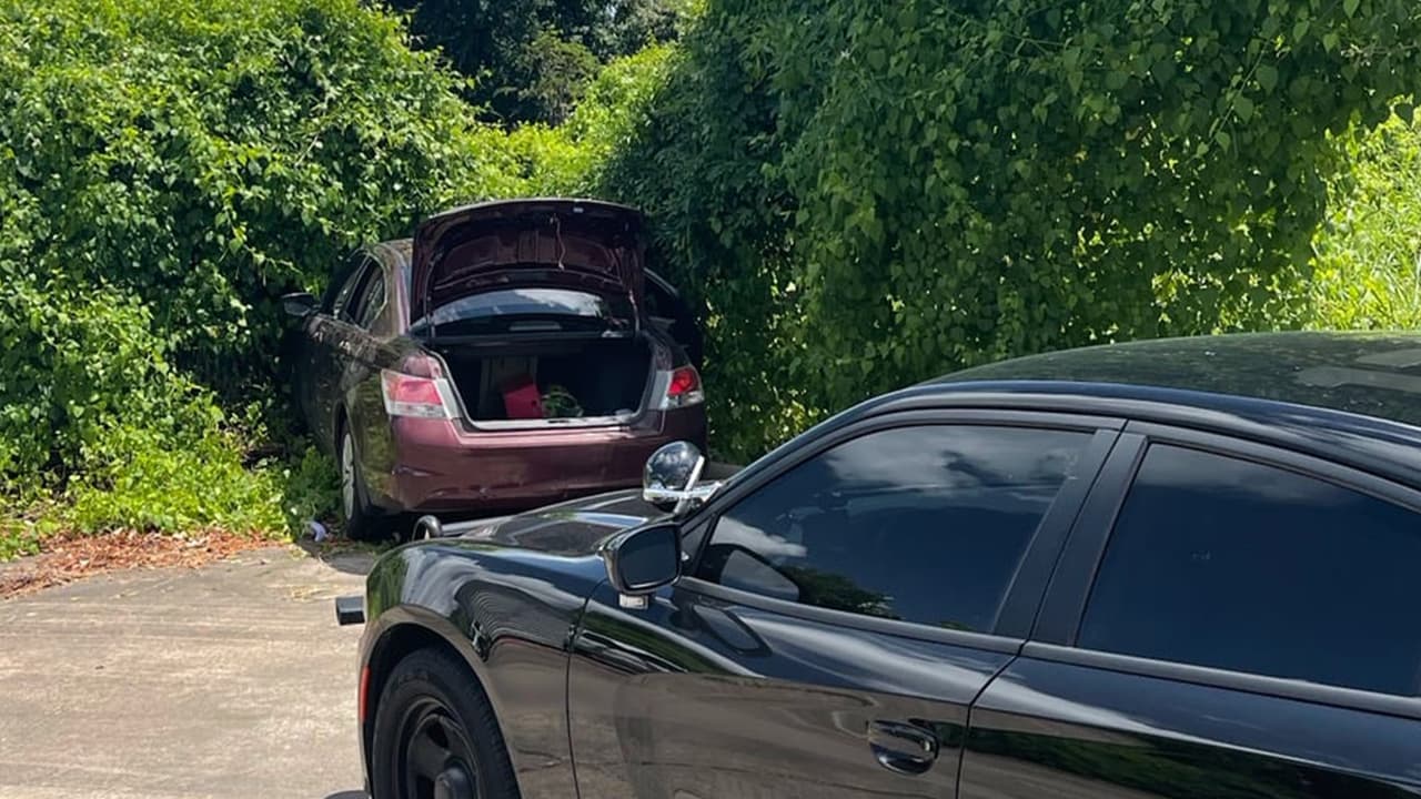 El conductor se negó a detenerse y después de iniciar una persecución paró el vehículo en el estacionamiento de un hotel ubicado en la cuadra 9900 de US 59 en Wharton.
<br>