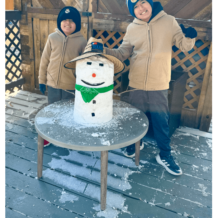 La tormenta invernal trajo una densa capa de nieve que cubrió la ciudad y varias zonas del centro de Texas.
<br>
<br>Usuarios de Univision enviaron las imágenes de cómo vivieron la primer nevada del 2025.