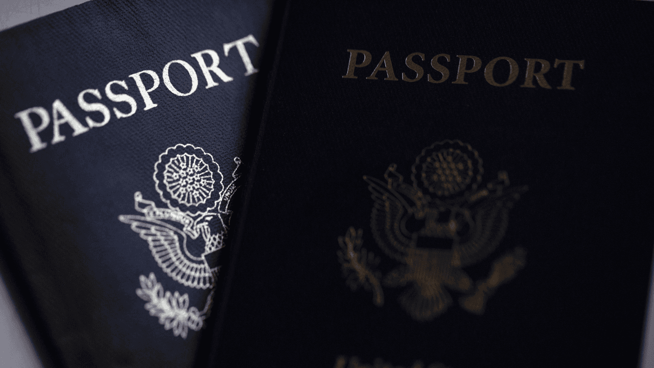 <h2 class="cms-H2-H2"><b>Consigue tu pasaporte de Estados Unidos de la siguiente forma</b></h2>
<br>Si piensas salir de Estados Unidos y eres ciudadano, recuerda que debes tramitar tu pasaporte con tiempo.
<br>
<br>De momento, debido a una demanda incrementada, los pasaportes están tardando de 10 a 13 semanas si los tramitas de forma normal, y de 7 a 9 si tomas la tarifa expedita, informa Andres Rodriguez, portavoz de la Oficina de Pasaportes del Departamento de Estado.