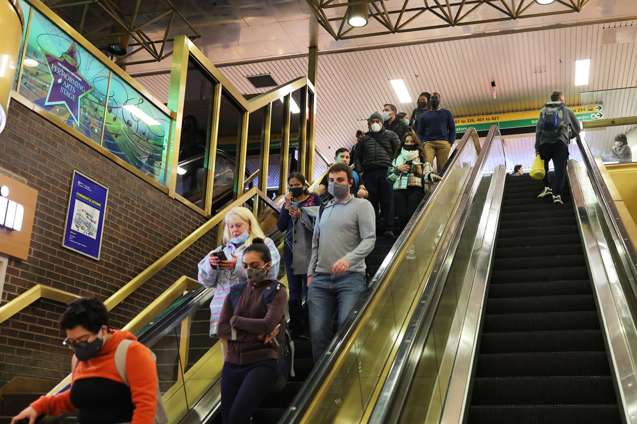 <b>Centros de transporte: </b>La Autoridad Portuaria/ Port Authority dice que las mascarillas siguen siendo necesarias dentro de la Terminal de Autobuses en Midtown, Puente George Washington y el Centro de Transporte Oculus del World Trade Center.
<br>