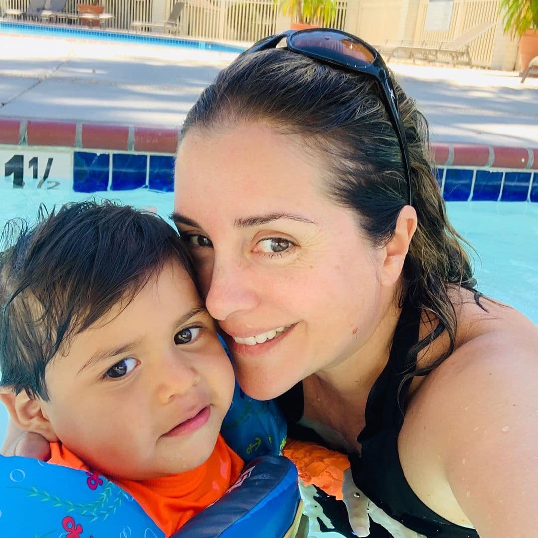 Después de una serie de intentos fallidos, Karyme y su esposo decidieron adoptar: "Les platico que mi esposo y yo queríamos tener más hijos, pero no se dio. Hasta la fecha no perdemos la esperanza pero un día Dios puso en nuestros corazones ser papás foster".