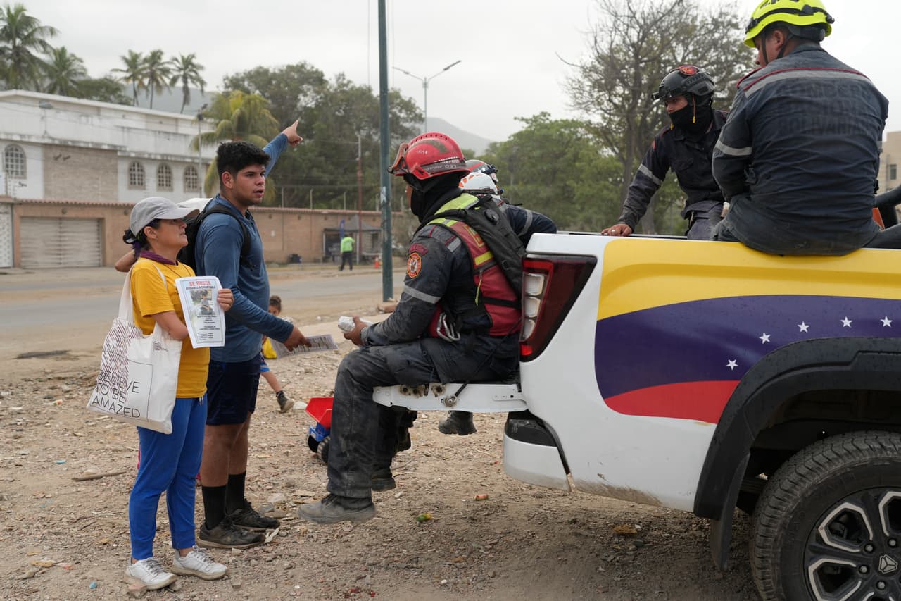 Pedro Gómez pide a los rescatistas información sobre su primo, Andrés Molina, desaparecido desde el terremoto, en La Guaira, Venezuela, el sábado 22 de agosto de 2026.