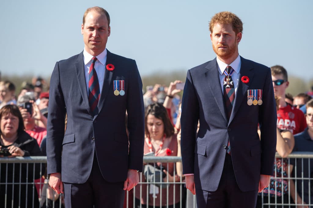 Los príncipes William y Harry se verán por primera vez el sábado en el funeral de su abuelo Philip, tras distanciarse a raíz de
<b><a href="https://www.univision.com/famosos/meghan-markle-principe-harry-pensamientos-suicidas-racismo-entrevista-oprah">las quejas que el duque de Sussex y su esposa Meghan Markle</a></b> hicieron sobre la familia real el mes pasado, según The Daily Mail.