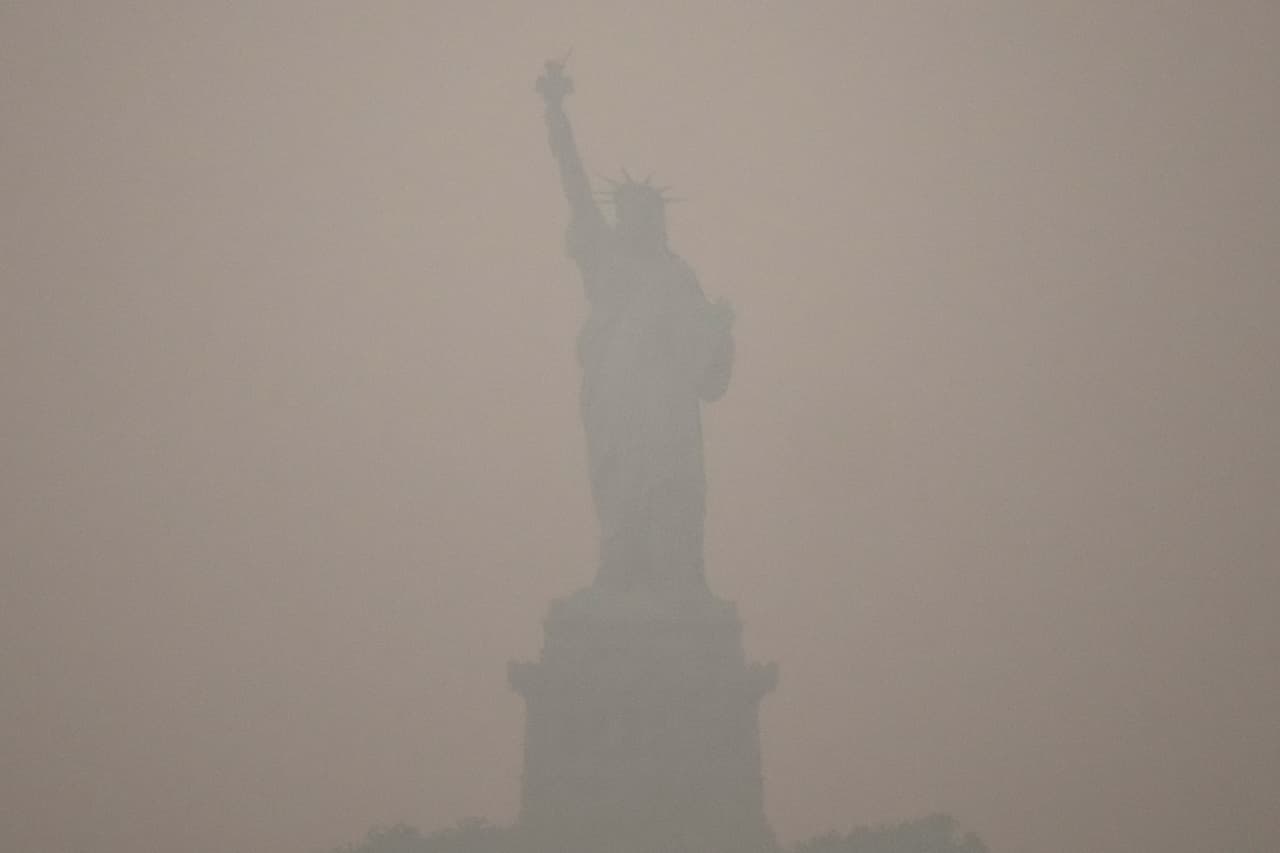 Una imagen que muestra la complejidad de la situación, el humo apenas permite ver la silueta de la Estatua de la Libertad,