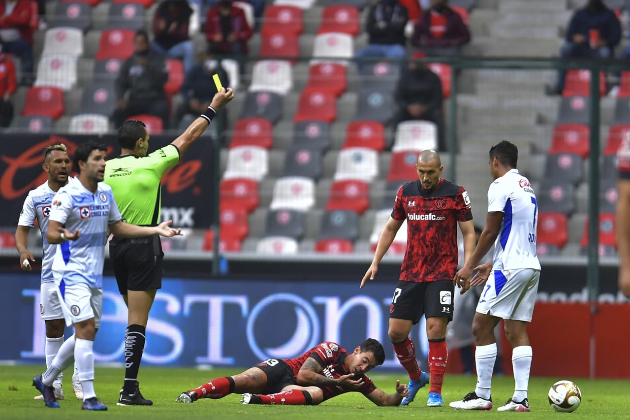 Con dos goles desde el manchón penal, Toluca vence 2-1 a Cruz Azul en el infierno y rompen la racha de la máquina de 19 partidos sin ver la derrota.