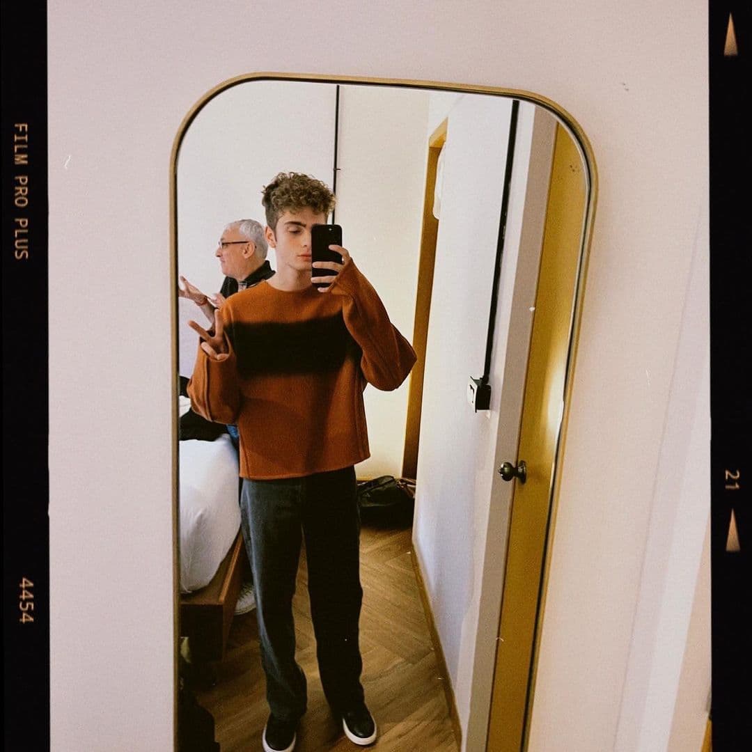 A finales de septiembre, el joven dijo a la revista Quién que no le guarda rencor a su padre y que lo considera "un gran hombre": “Ya lo perdoné, no le guardo rencor. Me gusta verlo y convivir con él junto con mis dos medias hermanas (Isabella y Victoria). Veo que las cuida y que ellas lo quieren, eso es suficiente para mí”, declaró a la revista mexicana.
<br>