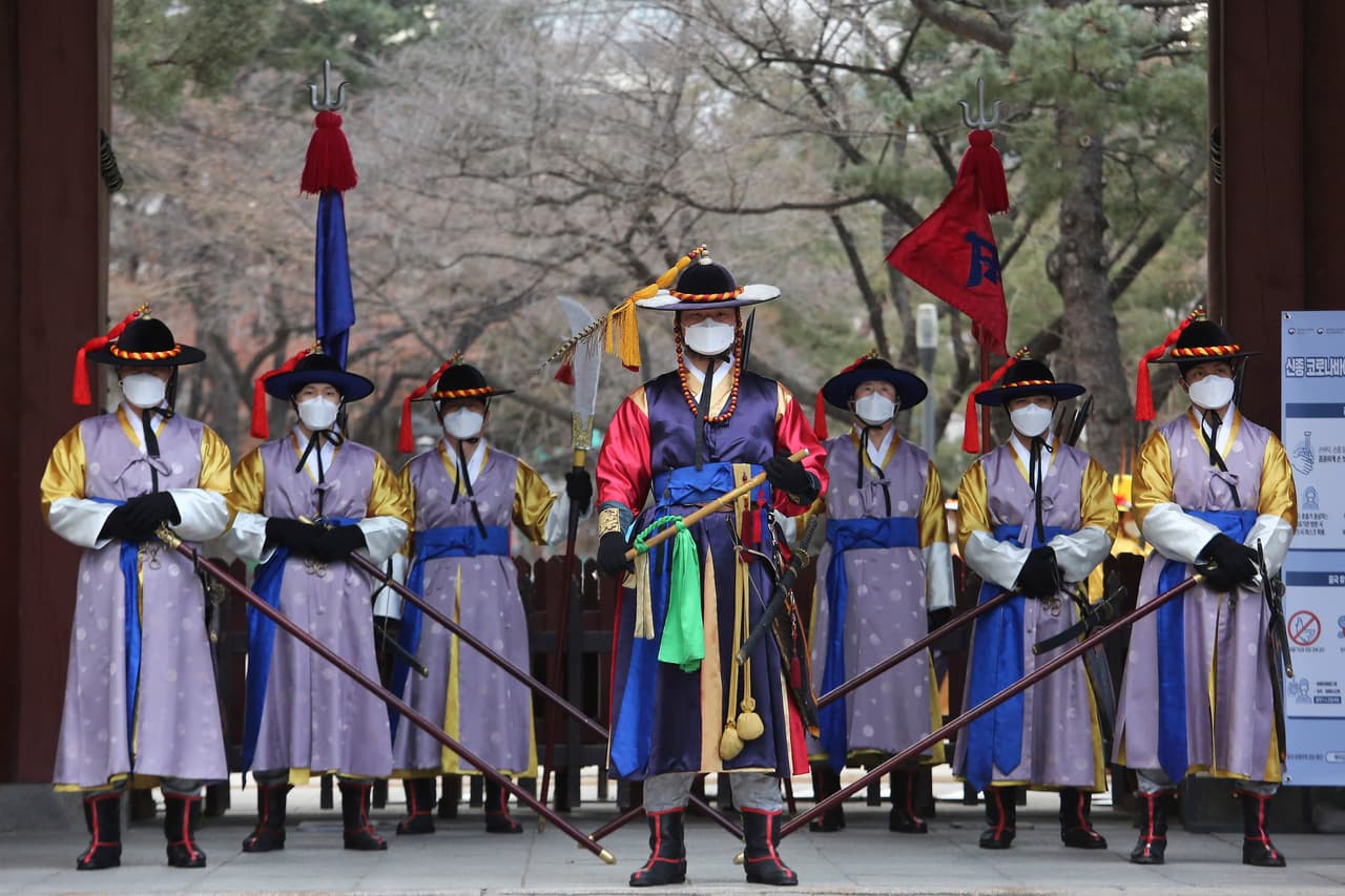 Guardia Imperial de Corea del Sur usando mascarillas durante la ceremonia del cambio de guardia en el palacio Deoksu en Seúl.