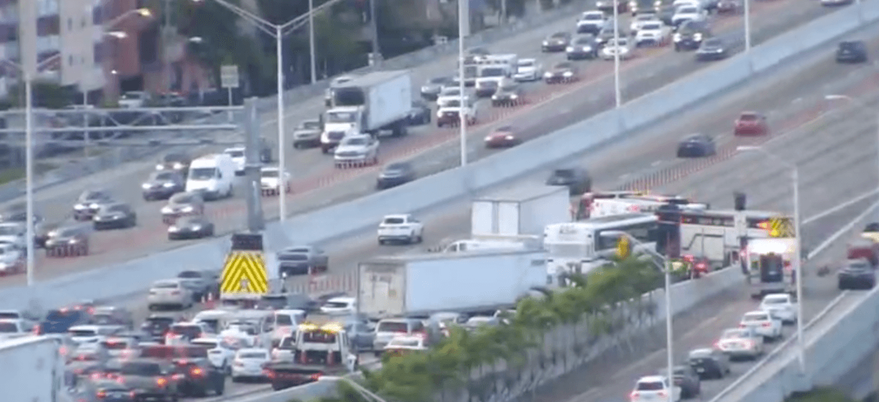 Cierran carriles principales en la autopista Palmetto tras choque múltiple