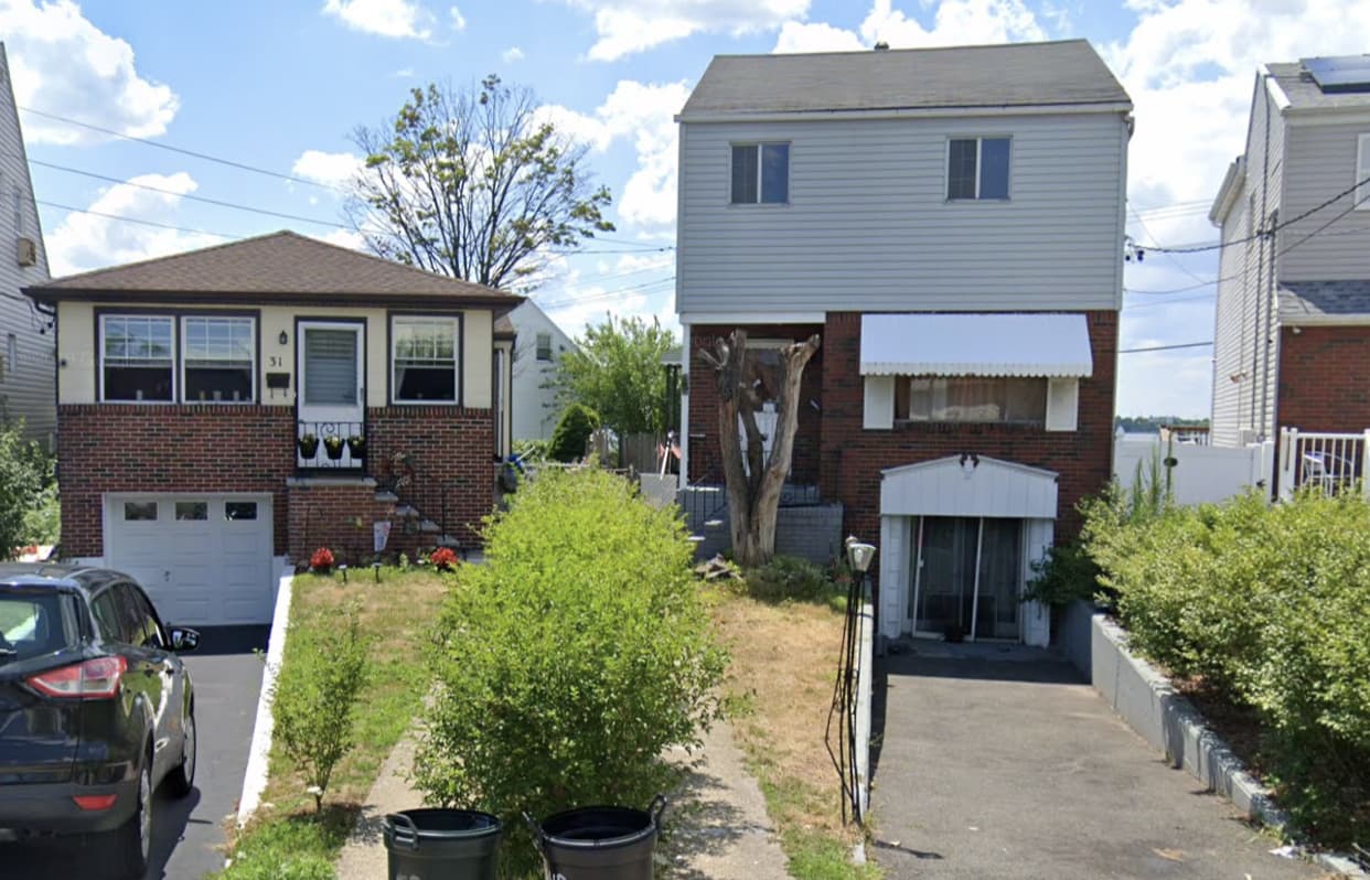 Las casas son el 31 y el 33 de Suburbia Court. En una de ellas encontraron al bebé muerto.