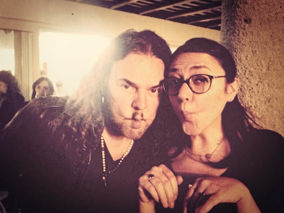 Y aquí la famosa foto en la que convenció a Fher de Maná que posara haciendo boca de pescado.