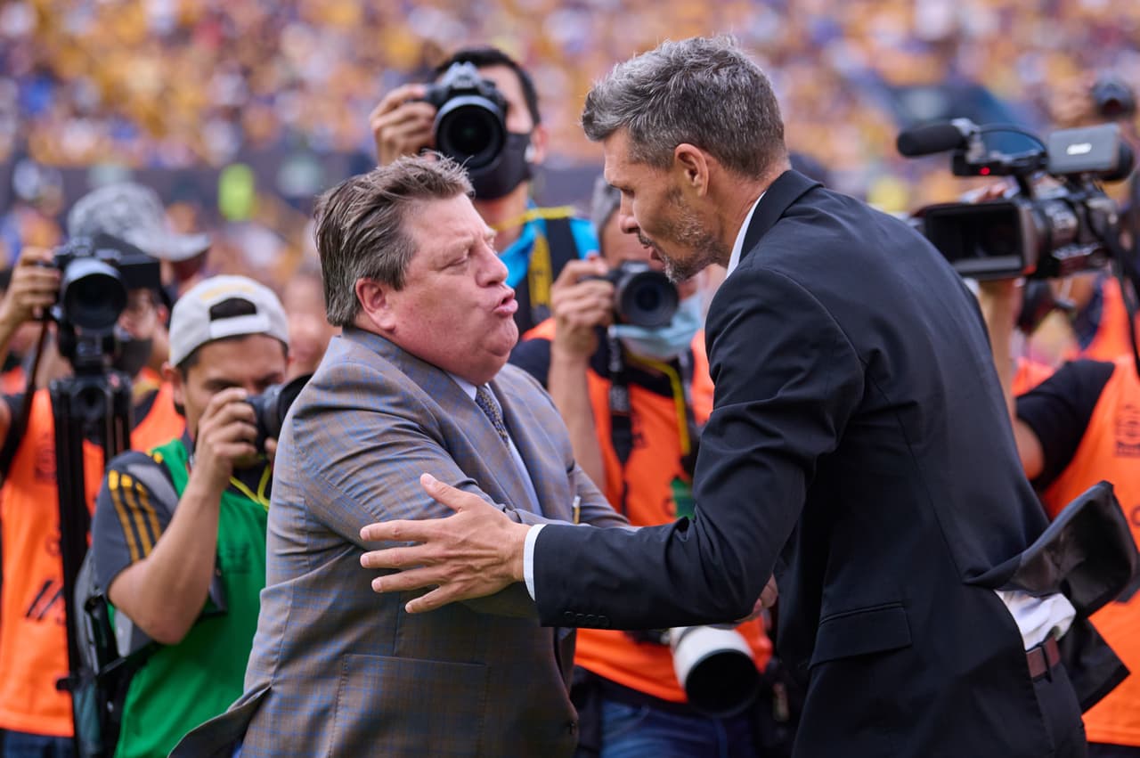 Ortiz y Herrera se saludaron con efusividad.