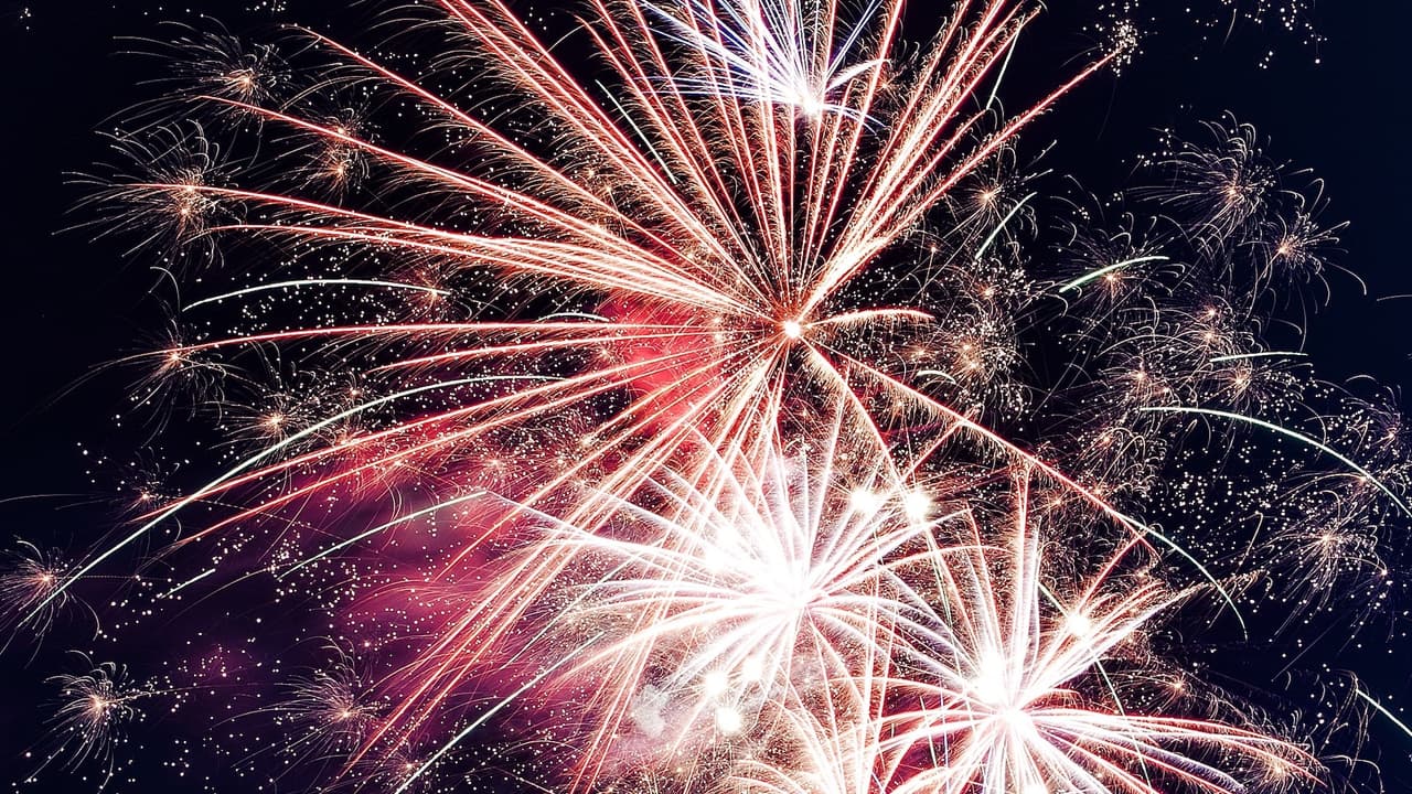 Los fuegos artificiales en
<a href="https://www.chicagoparent.com/events/navy-pier-fireworks-saturdays/"><u> Navy Pier</u></a> se pueden ver desde la orilla del lago el sábado 17 de agosto a las 10:15 PM. La entrada para este espectáculo de fuegos pirotécnicos es gratis.