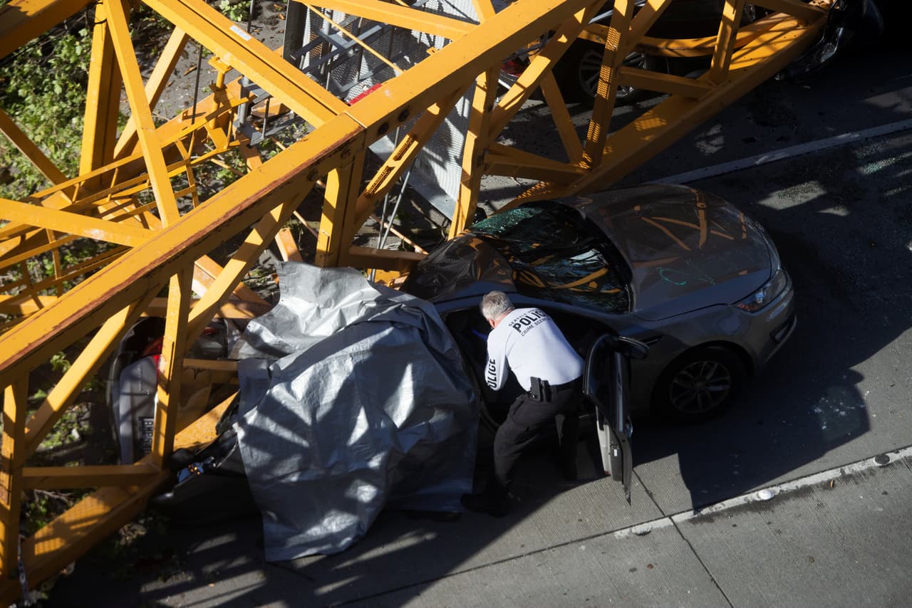 “Fue aterrador”: una grúa se desploma sobre varios autos y mata a 4 personas en Seattle