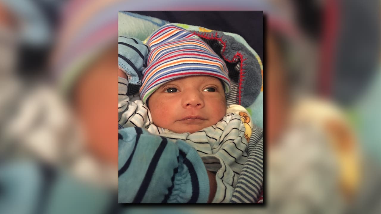 Esmeralda pasa está 12 horas diarias en el hospital junto a su hija, y manteniendo su fe, “Dios siempre nos ayuda, yo en quien confío es en Dios, es el que me mantiene fuerte, nadie más”.