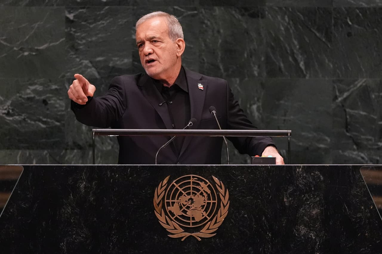 El presidente de Irán, Masoud Pezeshkian, interviene durante la 81.ª sesión de la Asamblea General de las Naciones Unidas en la sede de la ONU, el miércoles 23 de septiembre de 2026. (Foto AP/Heather Khalifa)
<br>