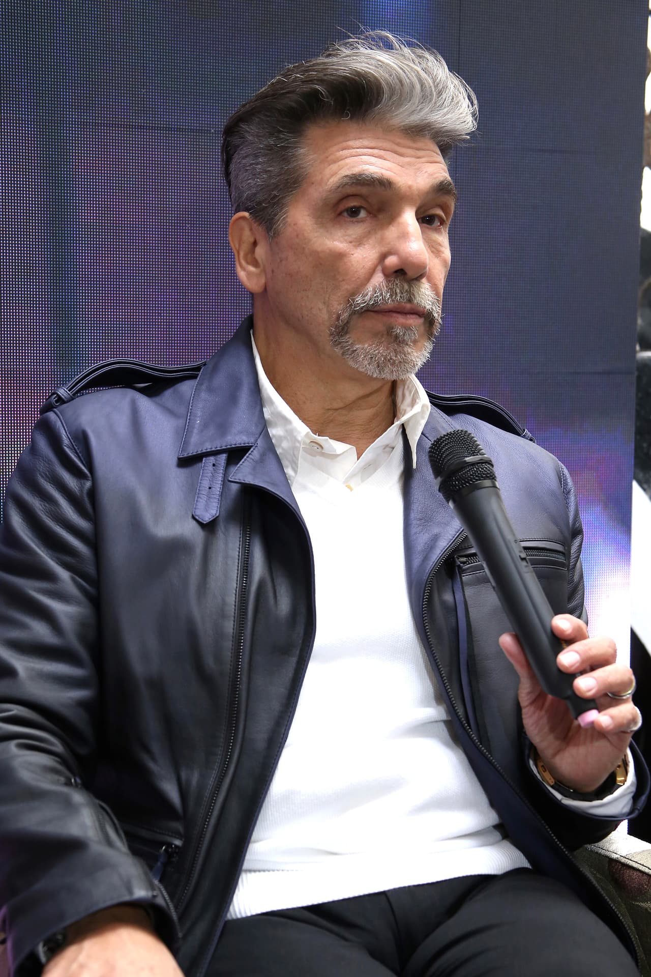 Verdaguer agregó que los artistas tienen la posibilidad de reinventarse cuando lo deseen “soy un artista, tengo un estilo para cantar cada vez lo que tengo ganas de cantar, pero puedo cortarme el pelo sí o no, no soy una marca, soy un hombre de riesgos”, declaró.