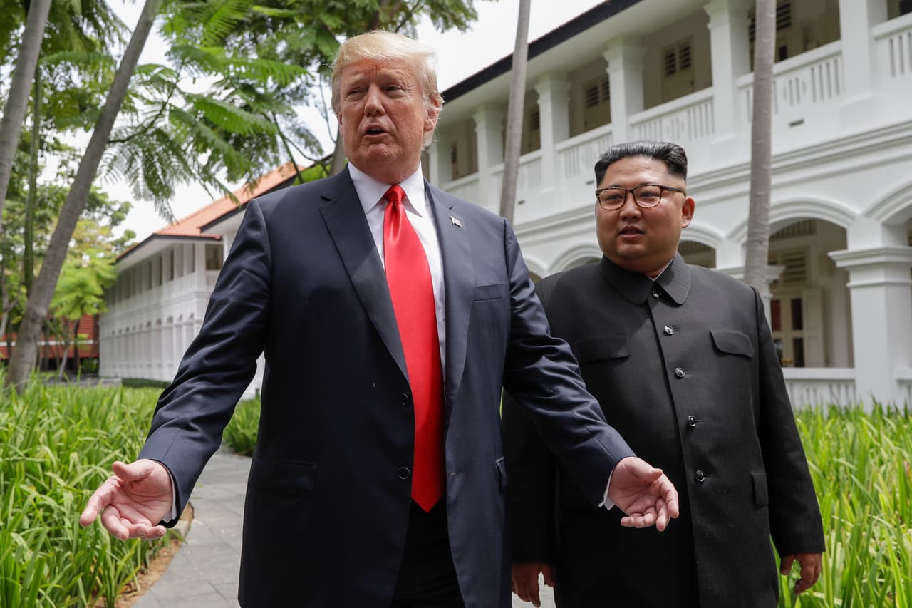 Los mandatarios caminarton por los jardines del hotel Capella. Trump manifestó estar dispuesto a invitar a Kim a la Casa Blanca.