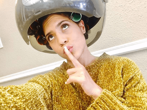 Los días de salón también han quedado captados en sus redes, una ayudadita no se le niega a nadie.