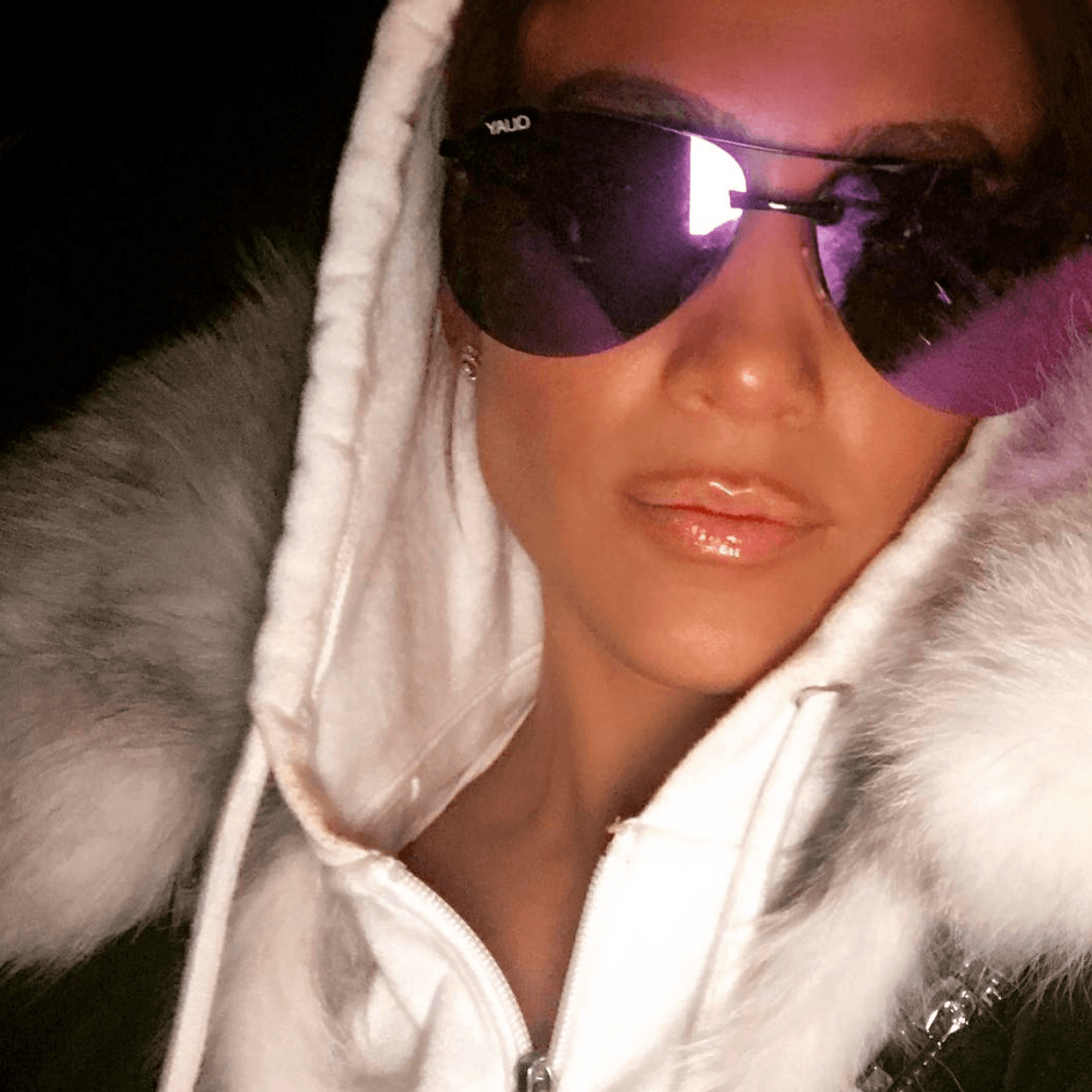 Regularmente en el look de Jennifer López no faltan las gafas y no importa que no haga sol para que las use. Sus favoritas son de la marca australiana 'Quay' que regularmente se pueden conseguir en menos de 90 dólares.