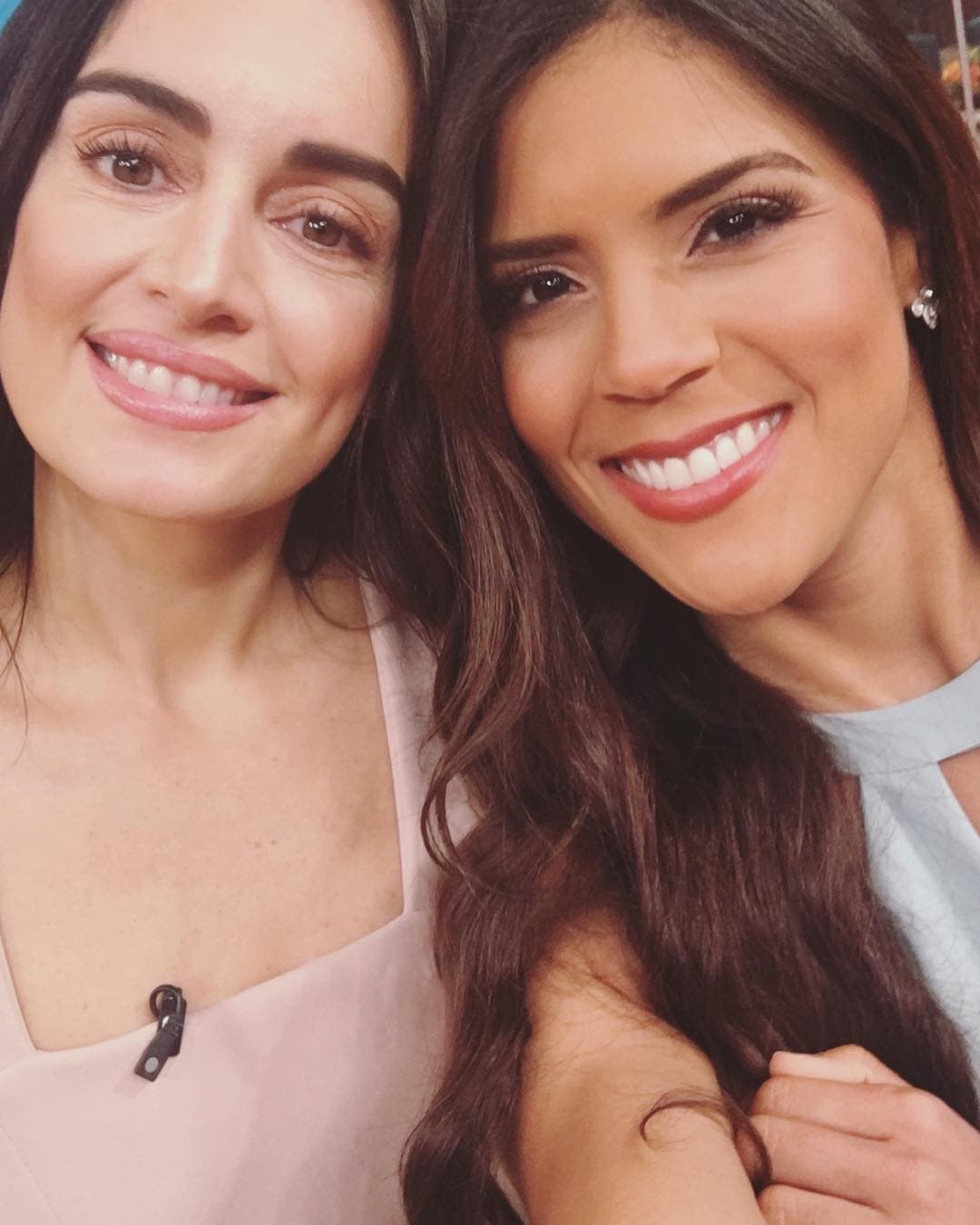 Junto a la actriz Ana de la Reguera en mayo pasado, celebrando el Día de las Madres.