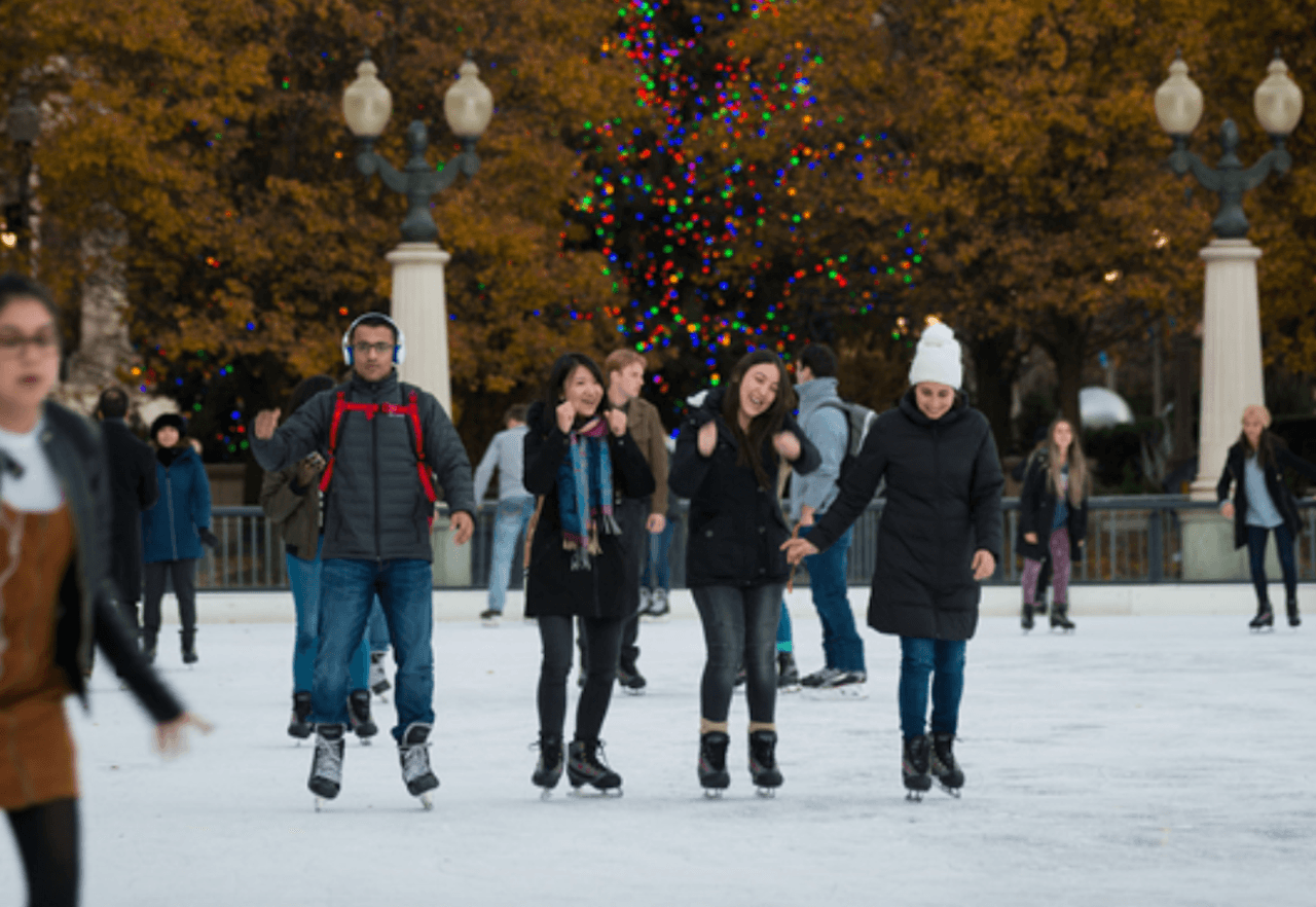Residentes de Chicago pueden disfrutar de la pista de hielo de Millennium Park y Maggie Daley