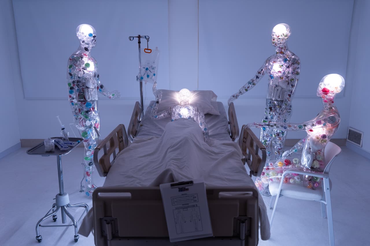 Una instalación del artista Mark Girgis se exhibe durante la exposición "Hospital de las Emociones" en un antiguo edificio hospitalario de Los Ángeles, el miércoles 22 de julio de 2026. (Foto AP/Jae C. Hong)