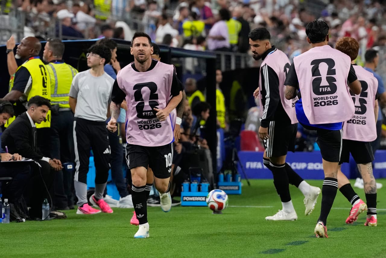 Lionel Messi comienza a calentar para entrar al partido.
