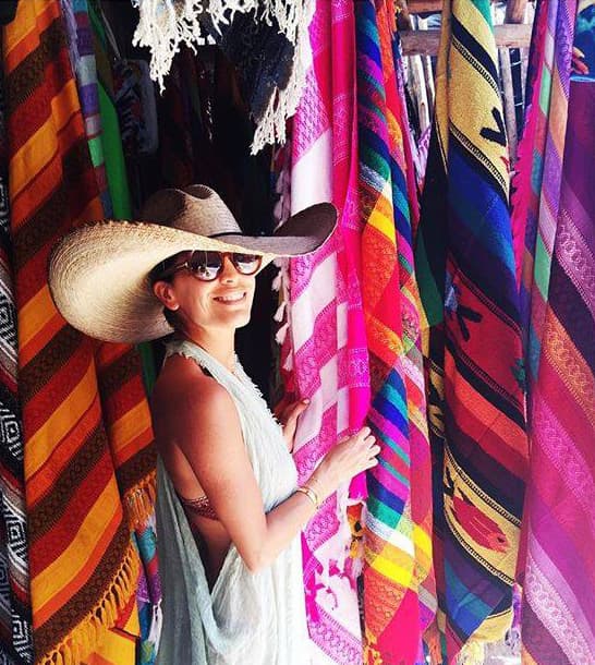 Recorriendo las maravillosas artesanías llenas de color y tradición mexicana.