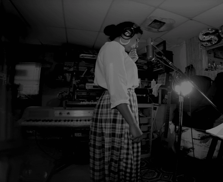 Algunos medios dicen que es una mezcla entre Alicia Keys, Mala Rodríguez y Kanye West.