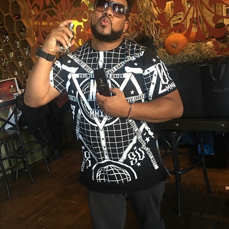 <b>Shino</b> es también DJ y ofrece eventos en discotecas, entreteniendo al público con sus mezclas.