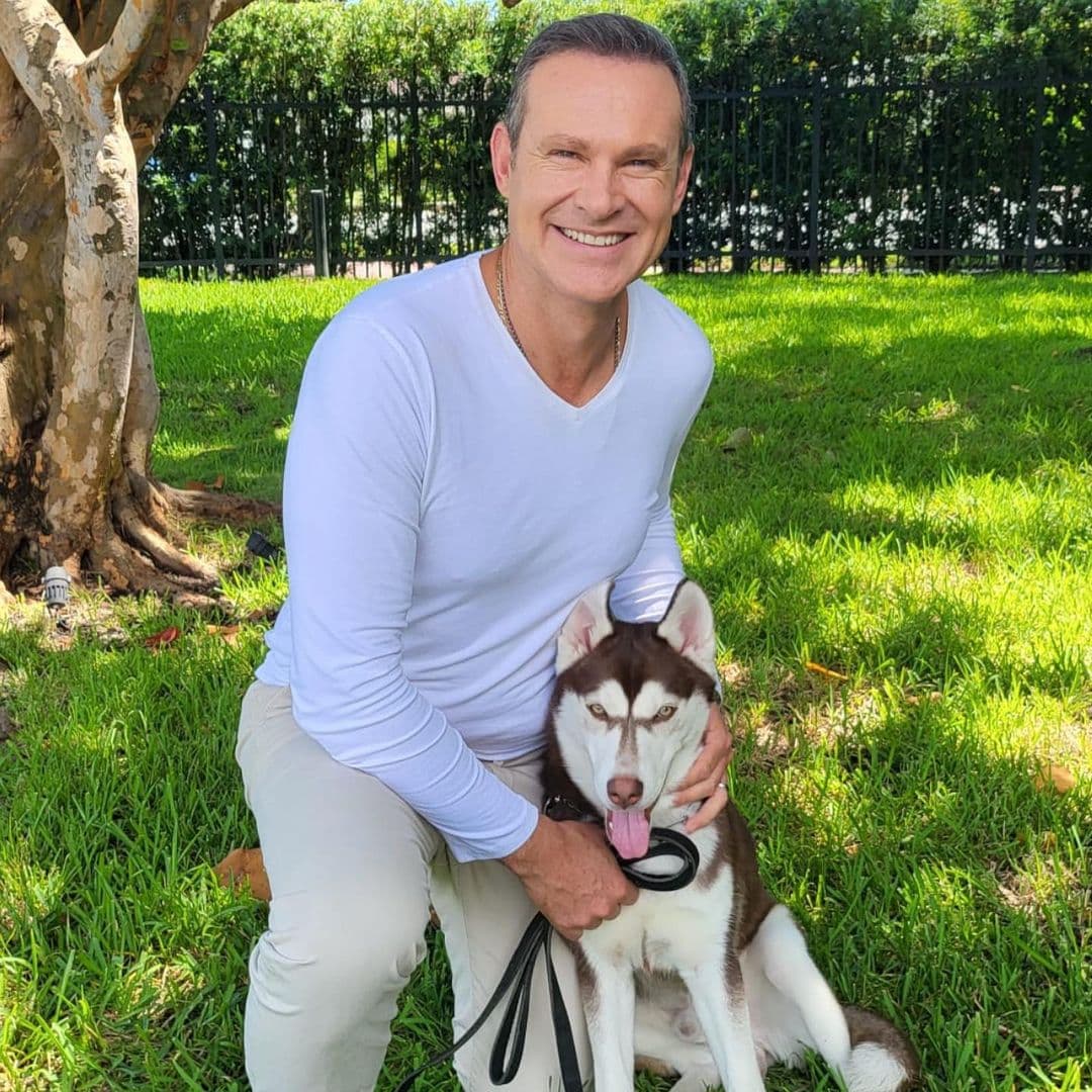Después de mirar el show en pijama, Alan Tacher decidió salir y pasar su domingo en unas clases de entrenamiento canino para su perrito Sky.