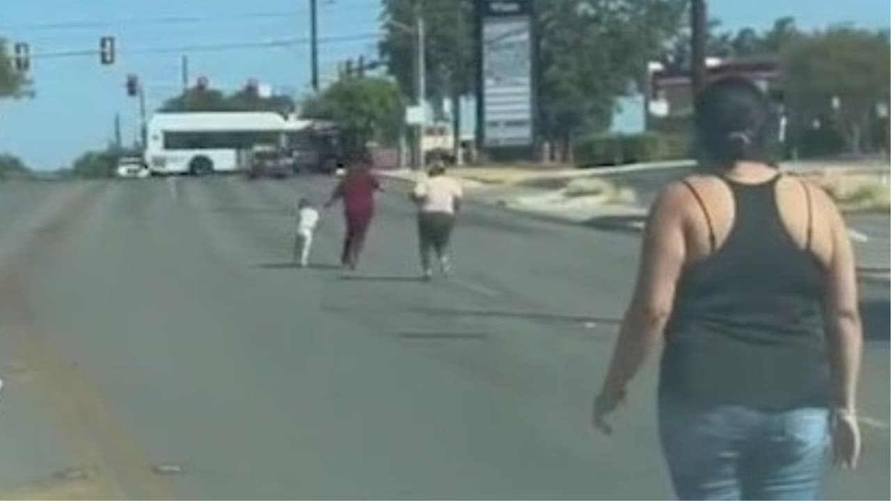 Captan a niño corriendo en medio de una calle tras presuntamente escaparse de una guardería