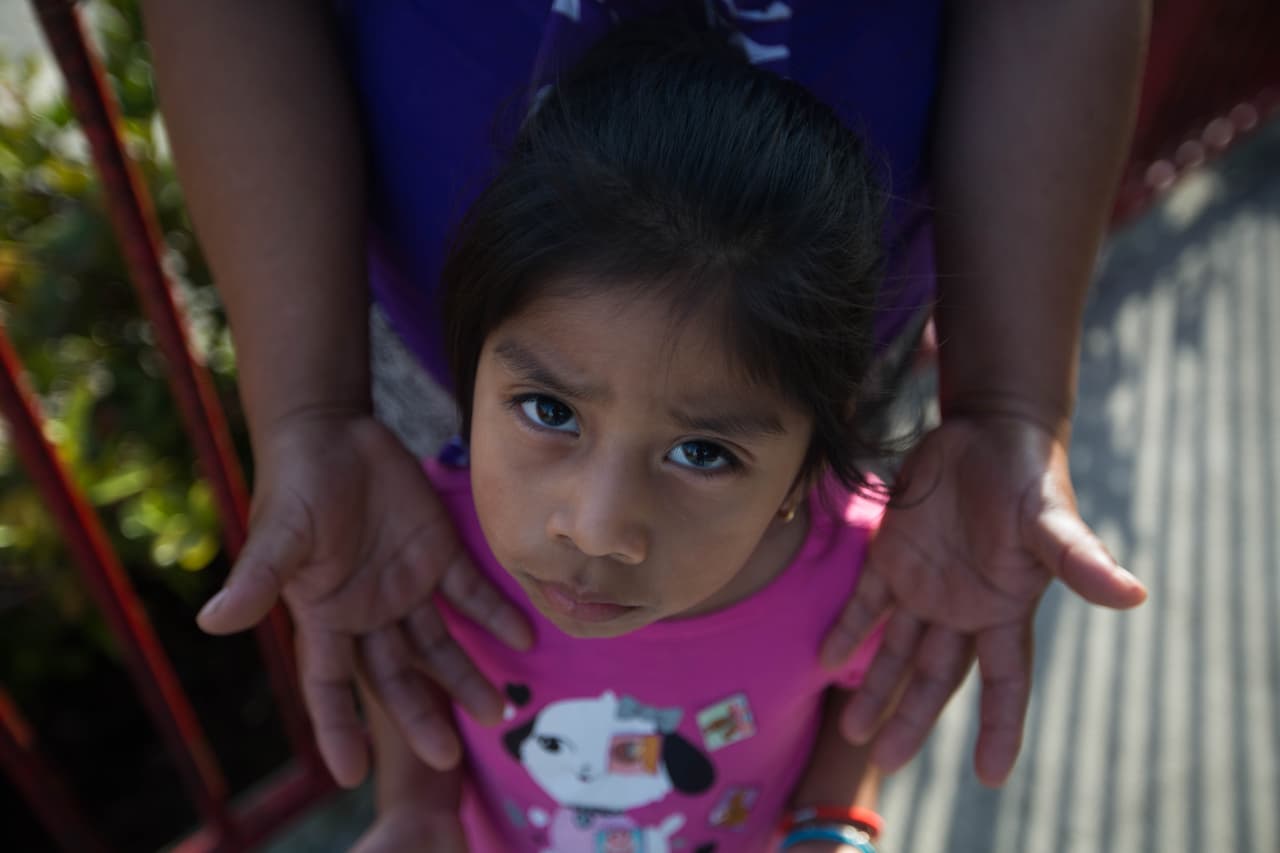 Rebeca, 35, de Guatemala, trabaja plantando y abonando especies diversas en un invernadero. “No creo que los gringos quieran estar arrancando hierba. Sin nosotros ellos no van a poder hacer estos trabajos”, dice Rebeca, quien vino hace 13 años por necesidad económica. La mujer tiene dos hijos ciudadanos estadounidenses de 4 (en la foto) y 11 años. “Cuando Trump ganó, mi hijo lloró. Es un miedo que tiene la gente”, asegura.