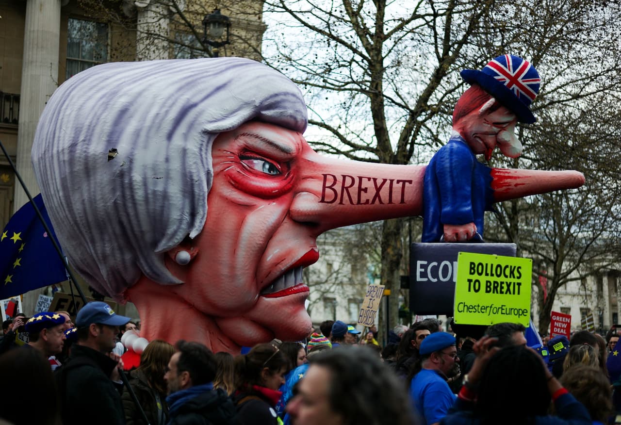 Las calles del centro de Londres se llenaron este sábado con opositores al 'Brexit' que reclamaban un nuevo referéndum en momentos en que aumenta la incertidumbre sobre las decisiones que pueda tomar la primera ministra, Theresa May, al no contar con el apoyo de los diputados en la nueva propuesta que envió y que llamó "la mejor solución". Los parlamentarios ya han rechazado en dos ocasiones los planes de May, la primera en enero y la segunda, recién en marzo.
<br>