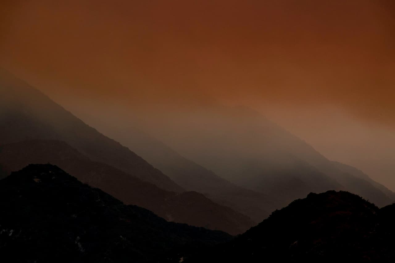 Ocho bosques nacionales en California han sido cerrados mientras los bomberos luchan contra incendios forestales en todo el estado que se encuentra bajo el azote de una ola de calor sin precedentes.
<br>