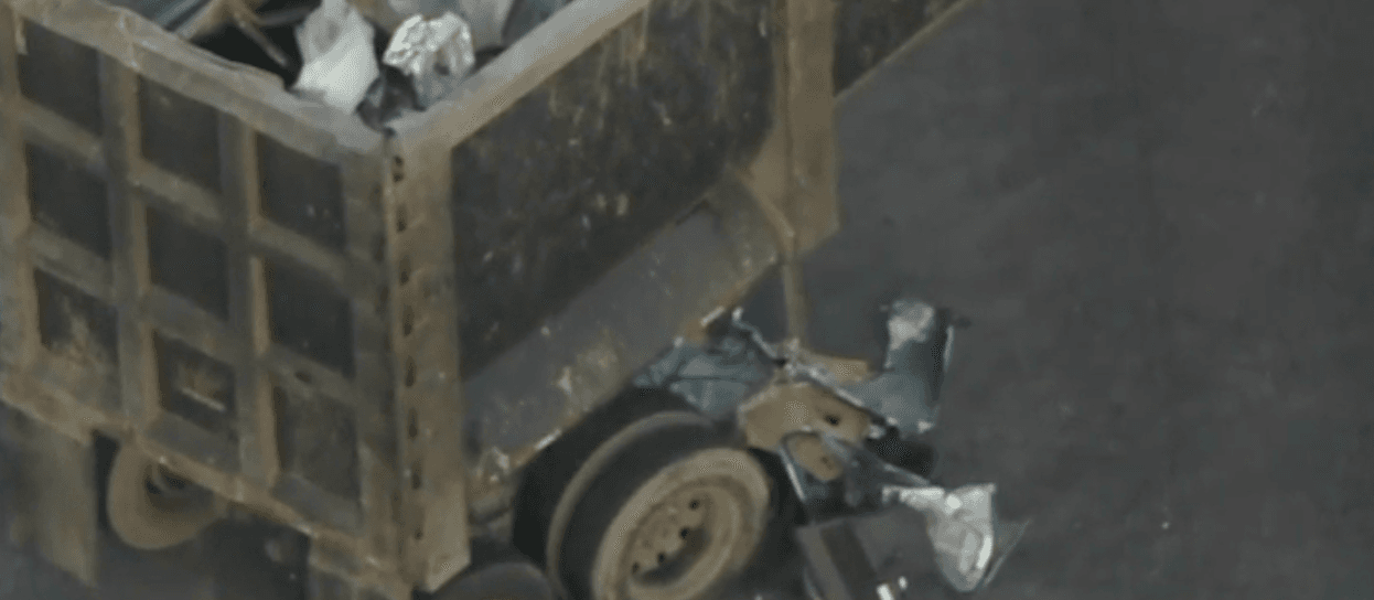 Según la policía, el joven de 19 años que conducía el sedán fue rescatado del accidente pero luego murió.