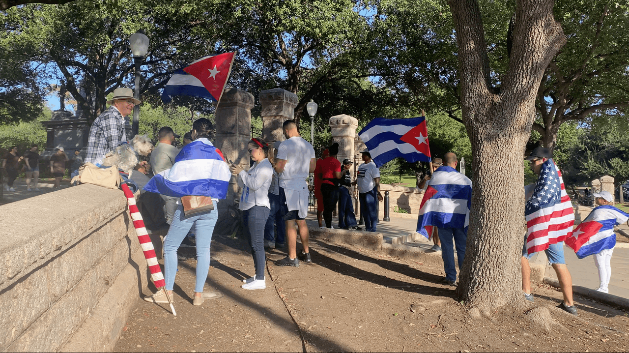 Con la canción "Patria y Vida" estuvieron los protestantes exigiendo la libertad de Cuba en el Capitolio de Texas en Austin el domingo.