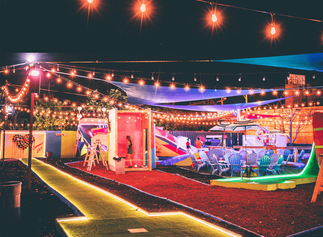 Qué ofrece:
<br>
<b>Go-Kart Track al aire libre,</b>
<b>espacios perfectos para fotos de Instagram, lanzamiento de hachas y un Pop Mini Golf Course personalizado</b>, todo rematado con cócteles para los jóvenes mayor de 21.