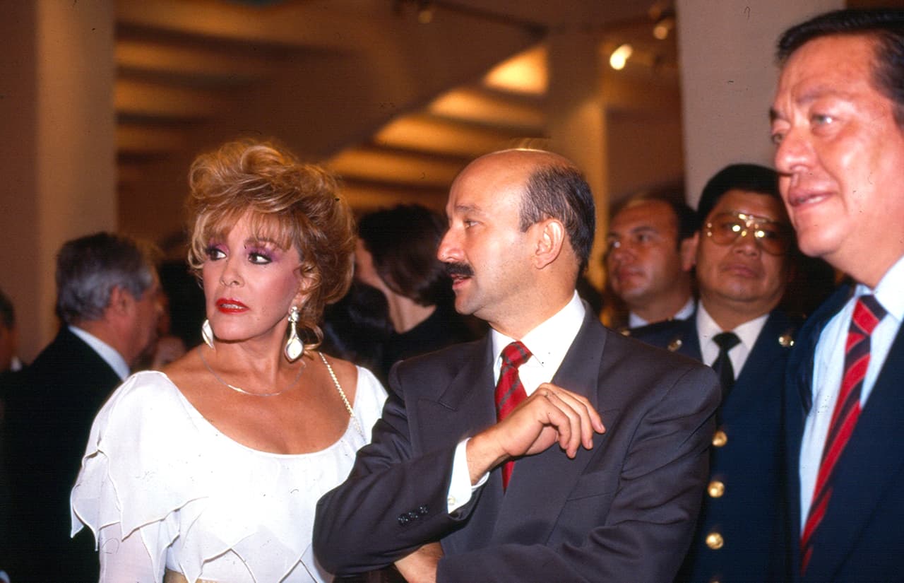 A raíz de este cargo,
<b><a href="http://www.univision.com/temas/silvia-pinal">Doña Silvia</a></b> se hizo miembro del Partido Revolucionario Institucional (PRI). Fue Diputada Federal, Senadora y miembro de la Asamblea del Distrito Federal de México, donde buscó mejorar la calidad de vida de las mujeres y difundir la cultura.