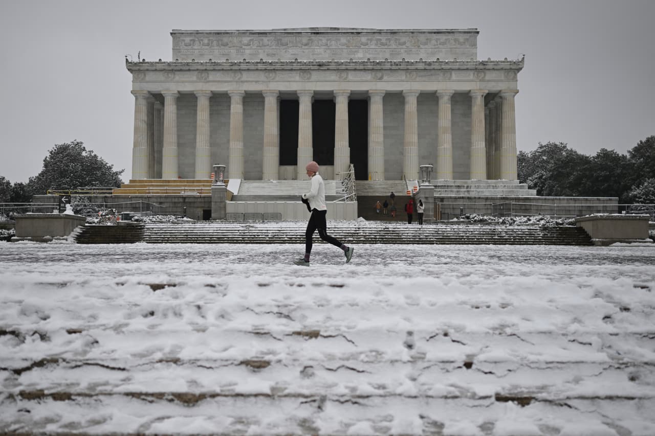 Hubo quienes no detuvieron su acostumbrada rutina física a pesar del mal tiempo.