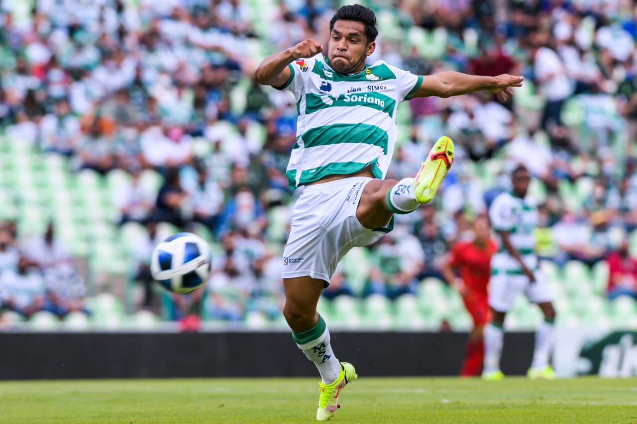 Eduardo Aguirre se tuvo que ir de la cancha lesionado por una fuete entrada de Maximiliano Olivera que se fue expulsado.