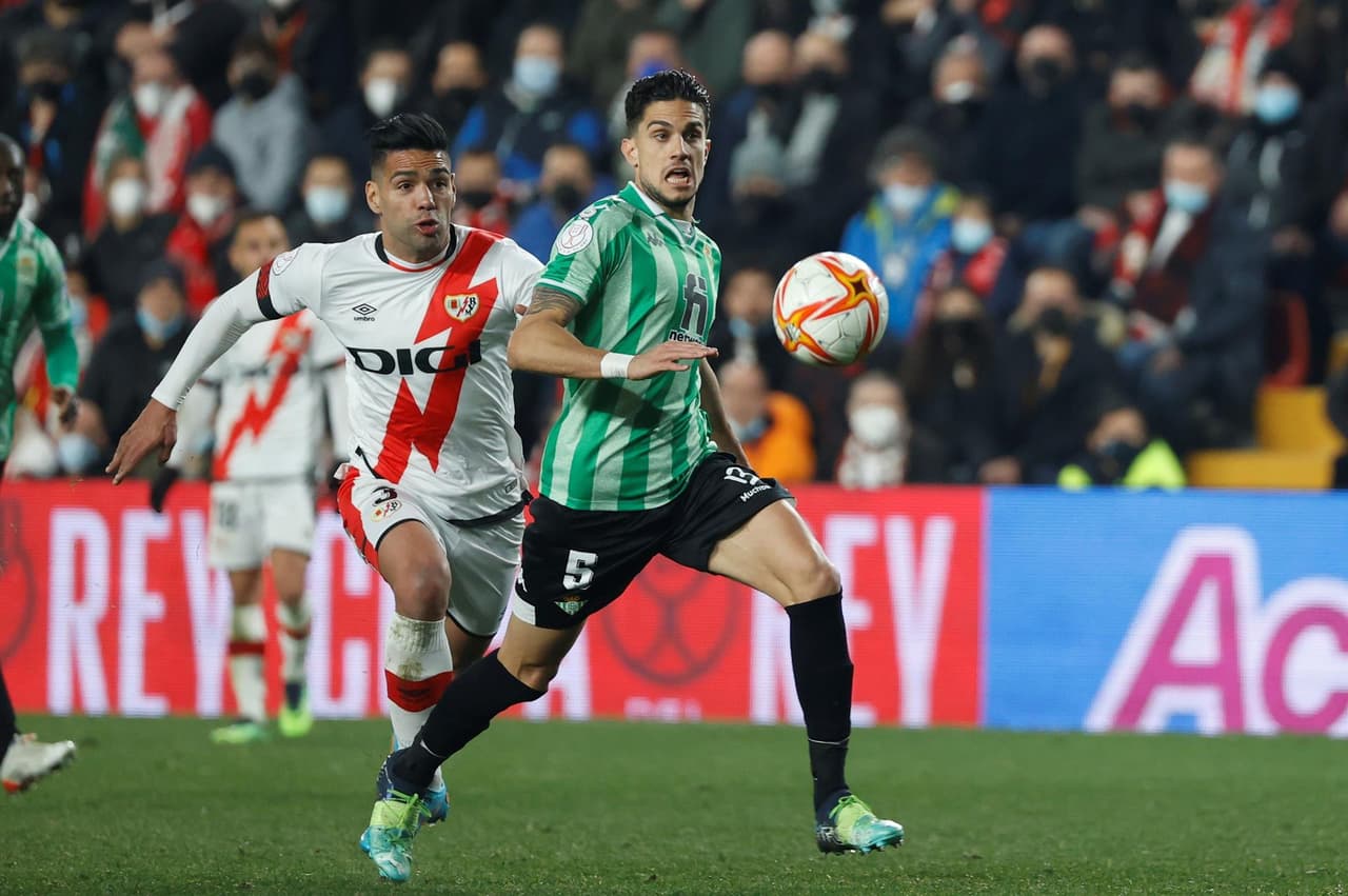 Real Betis se lleva la semifinal de ida tras derrotar al Rayo Vallecano 2-1 en la Copa del Rey. Borja Iglesias y Victor Carvalho le dieron el triunfo a la escuadra verdiblanca, mientras que Álvaro García descontó para los locales. Los mexicanos Diego Lainez y Andrés Guardado estuvieron en la banca.
