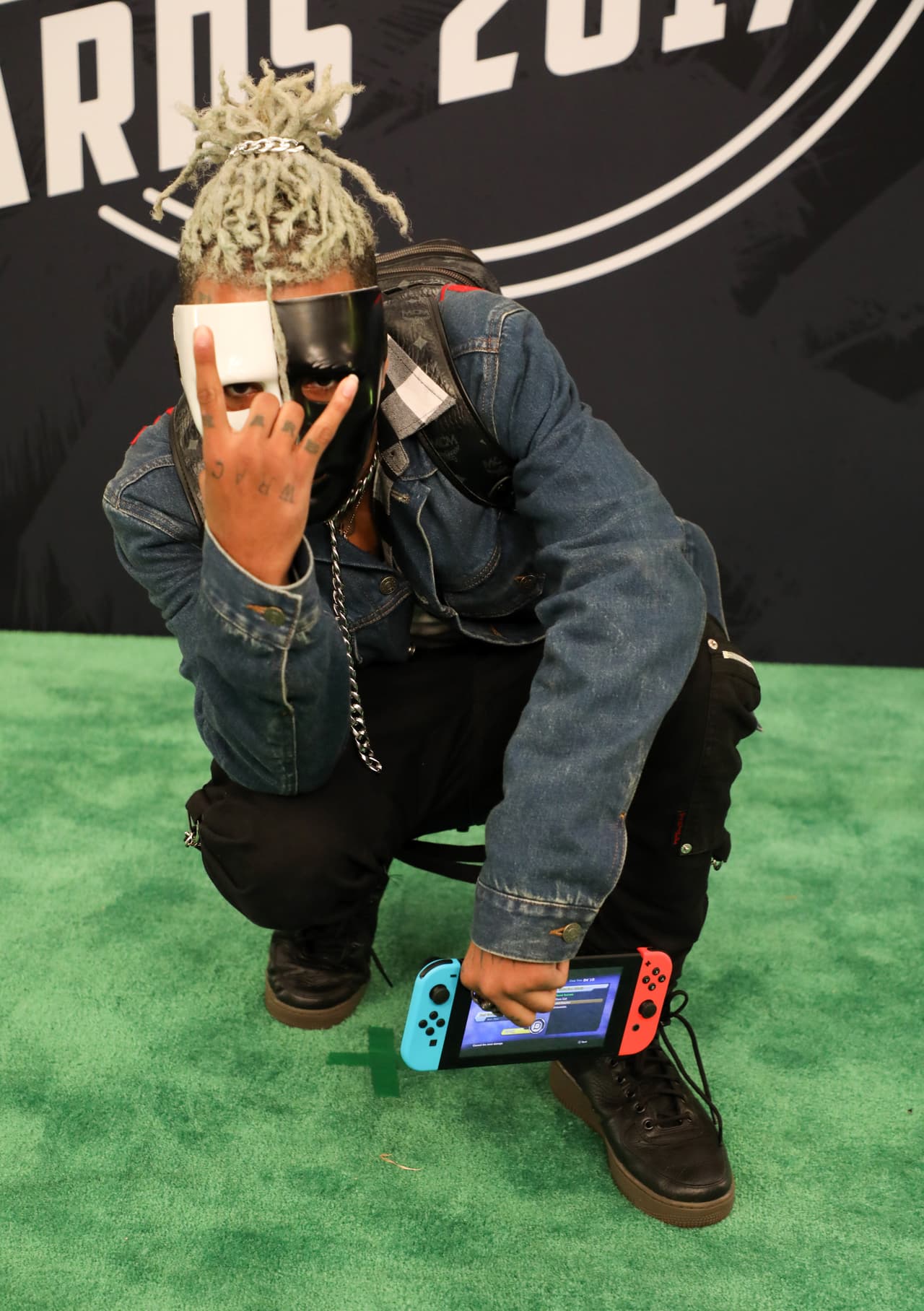 El sospechoso de asesinar a
<b><a href="https://www.univision.com/miami/wltv/noticias/asesinatos/arrestan-a-un-sospechoso-por-la-muerte-del-rapero-xxxtentacion"> Jahseh Dwayne Onfroy</a></b> (nombre de pila del intérprete de hip-hop) fue detenido cerca de las 7 de la noche del miércoles en Pompano Beach, informó la Oficina del Alguacil este jueves.