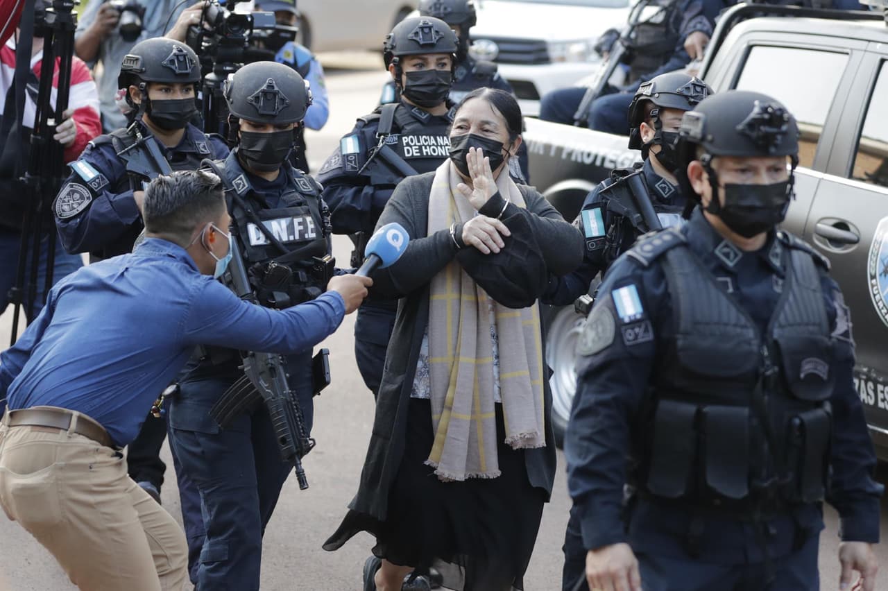 Bobadilla, esposada de manos, fue trasladada en un avión bimotor de la
<a href="https://www.univision.com/temas/la-administracion-para-el-control-de-drogas">Agencia Antidrogas DEA</a>, que despegó desde la Base Hernán Acosta Mejía a las 8:30 am horas locales.
<br>