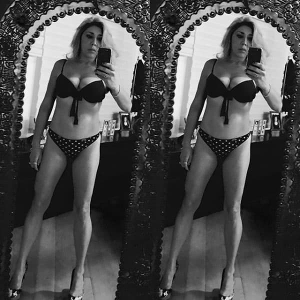 Está muy orgullosa de su edad, por eso compartió esta imágen en bikini: "Un regalito para los fans. Orgullosa de mis 50 años".