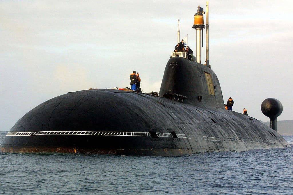 <b>Submarino nuclear K-152 Nerpa (Rusia):</b> En noviembre de 2008, mientras realizaba pruebas en el mar de Japón, se activó accidentalmente el sistema de extinción de incendios descargando gas en la proa, lo cual ocasionó la muerte de 20 tripulantes, marineros y civiles. En la foto, un submarino del mismo tipo que el siniestrado, en un puerto francés.