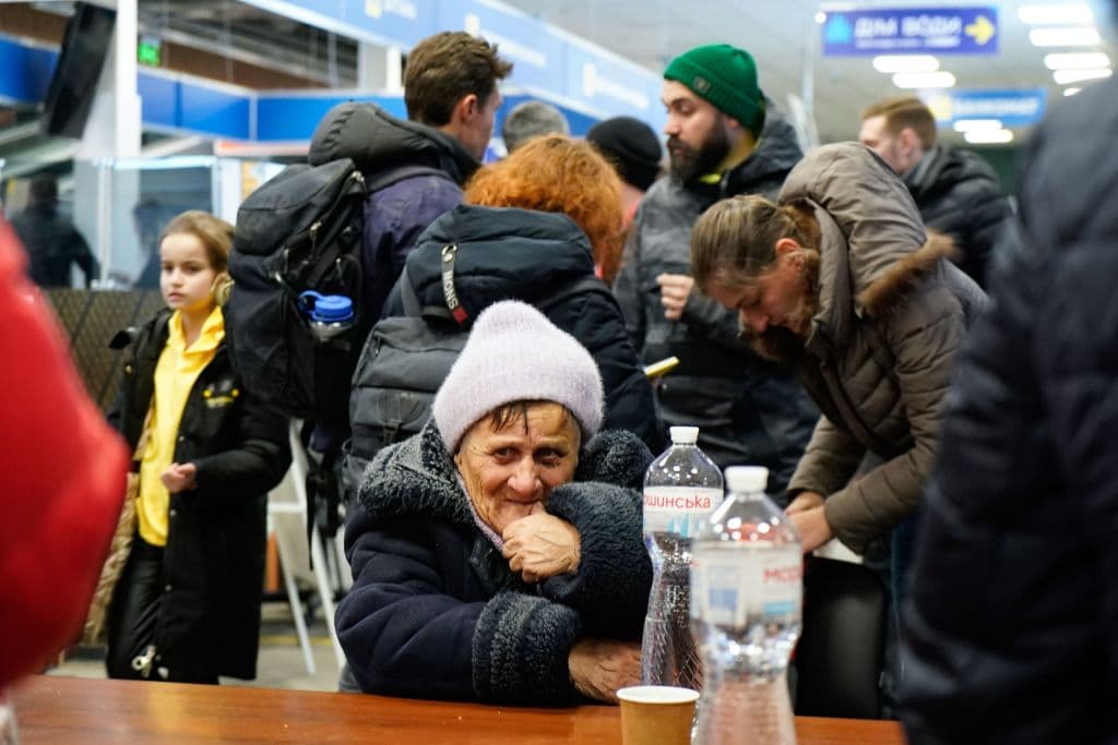 Evacuados de Mariupol en un centro comercial a las afueras de la ciudad de Zaporizhzhia, que fue convertido en un centro de registro para personas desplazadas por el conflicto.
