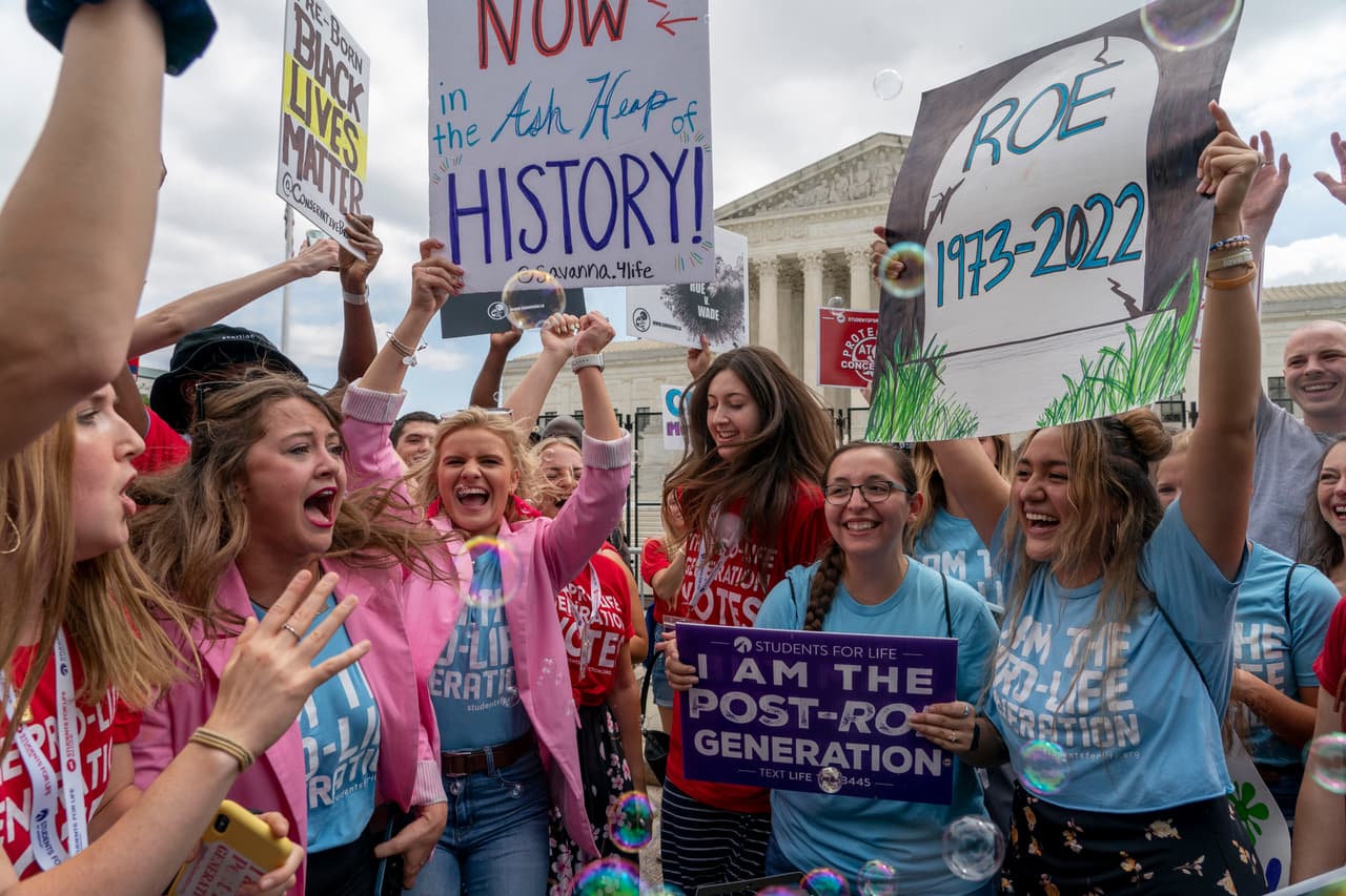 Manifestantes contra el aborto celebran tras la decisión de la Corte Suprema de anular Roe vs. Wade. Unos 12 estados que ya habían avanzado en restricciones contra el aborto comenzaron a ponerlas en marcha este viernes. Y aquellos donde las cortes habían bloqueado las propuestas, ahora tienen la puerta abierta para continuar con su ofensiva.